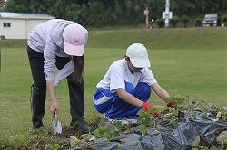 R８悪石島学園職員-芋植え080513-77812252014.jpg