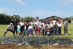R８悪石島学園職員-芋植え080513-77812251991.jpg
